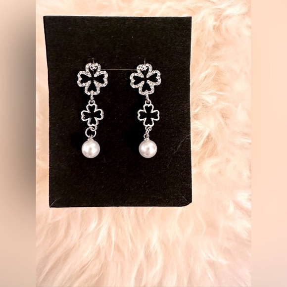 NWT silver toned rhinestone and pearl four leaf clover earrings. - Picture 1 of 2